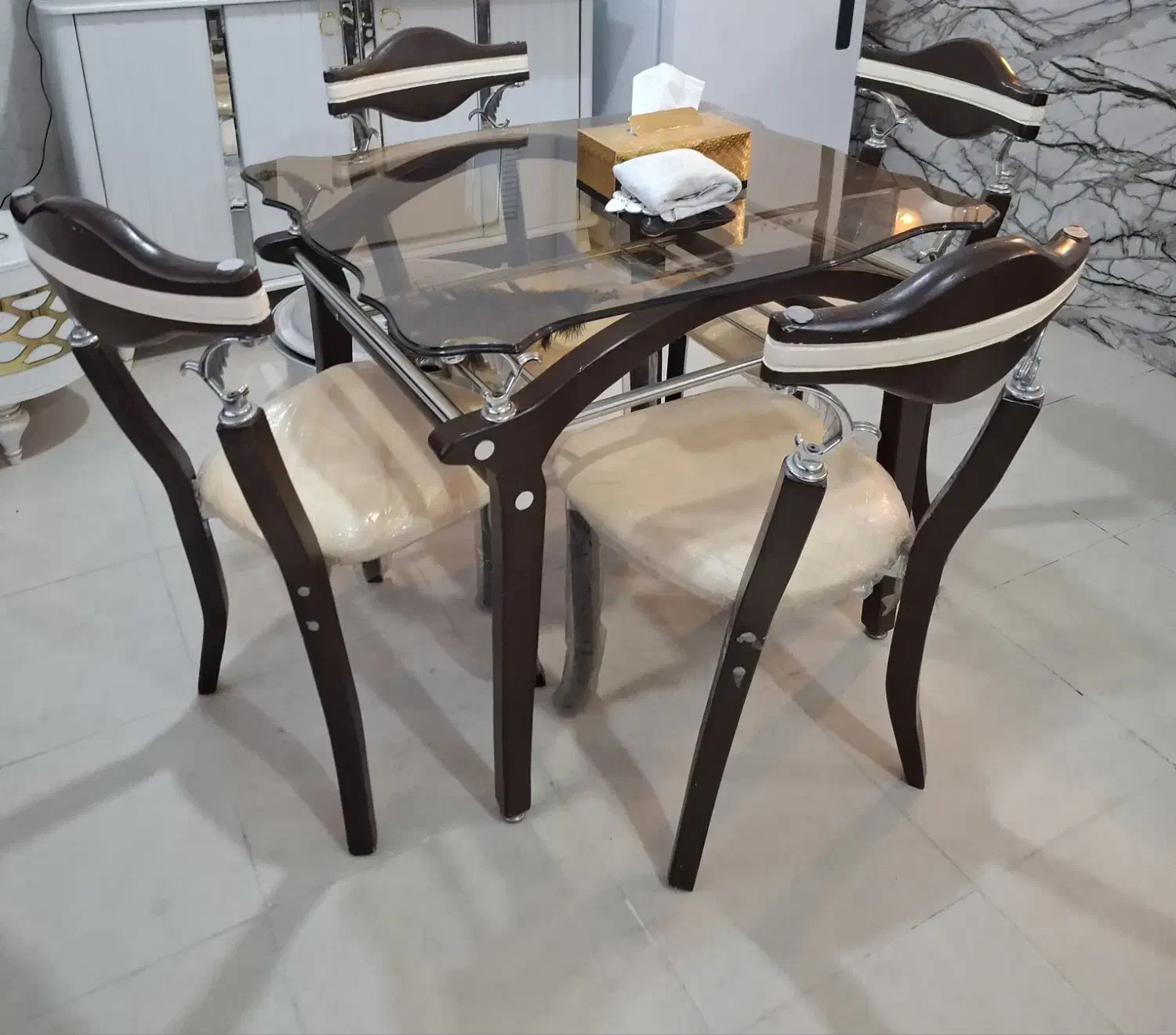 میز غذا خوری شیشه ای ۴نفره در حدنو|میز و صندلی غذاخوری|همدان, |دیوار