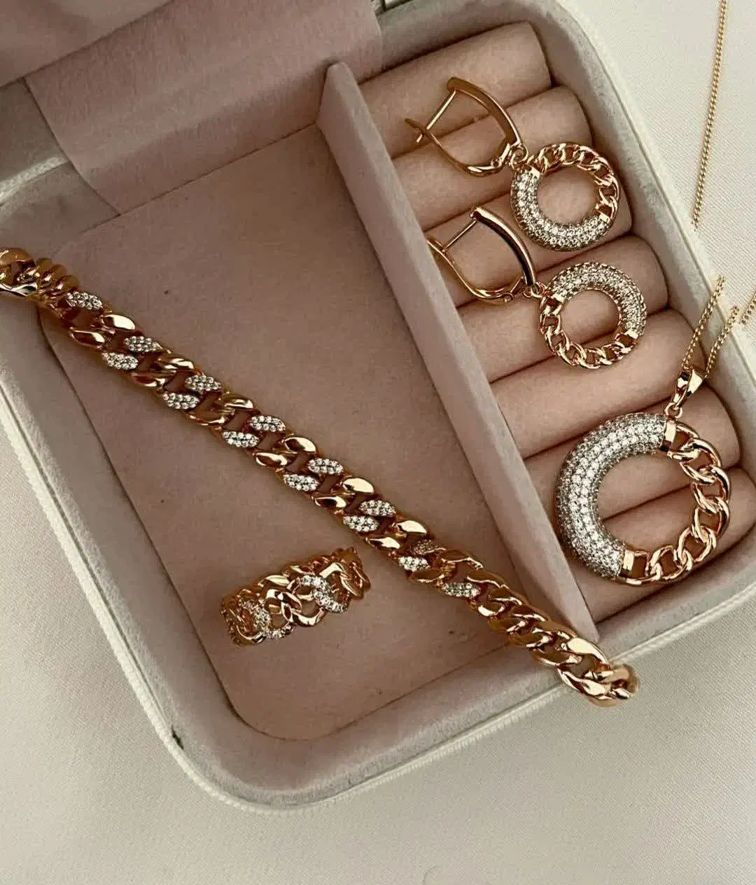 تکدست طلاروس|بدلیجات|شاهین‌شهر, مورچه خورت|دیوار