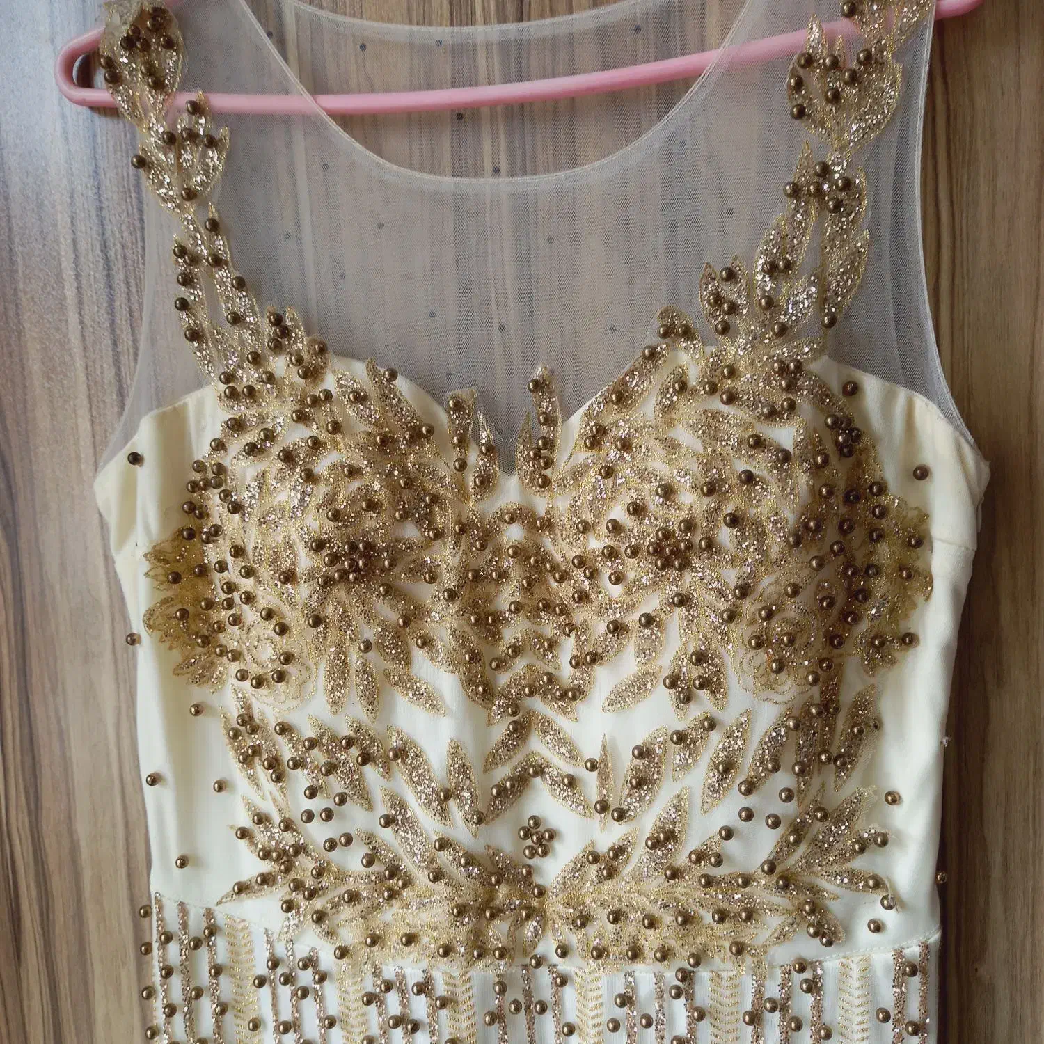 پیراهن مجلسی|لباس|ساری, |دیوار