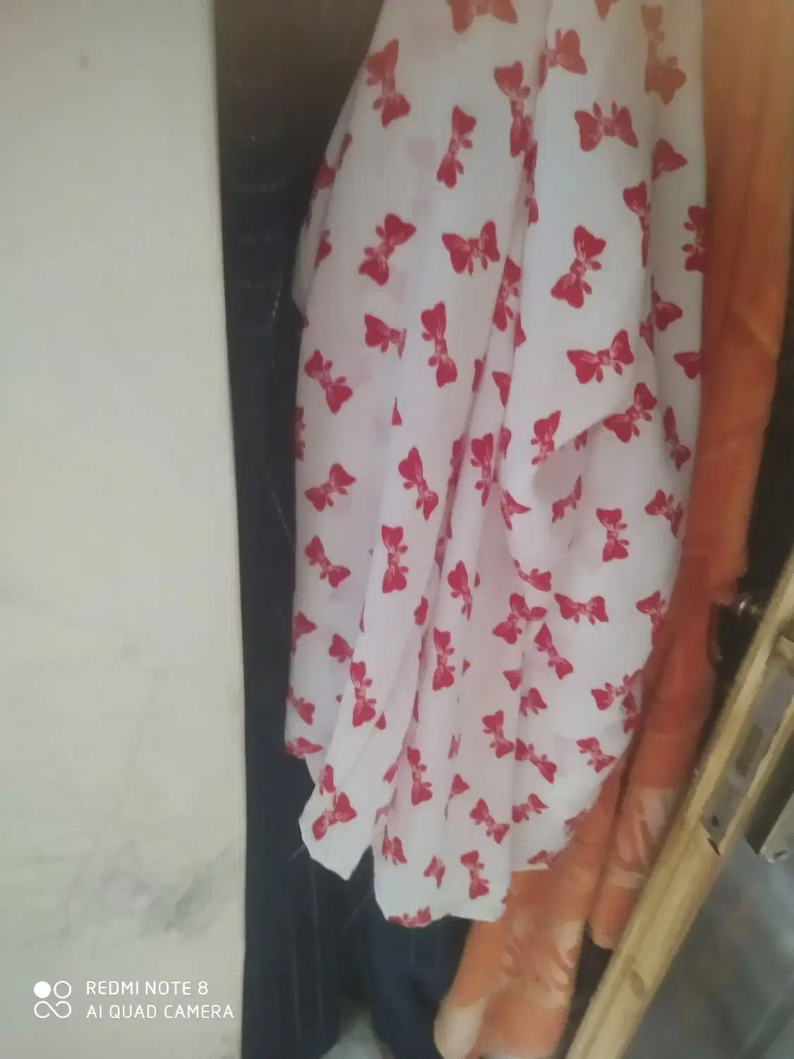 پارچه اش جنسه|لباس|دوگنبدان, |دیوار