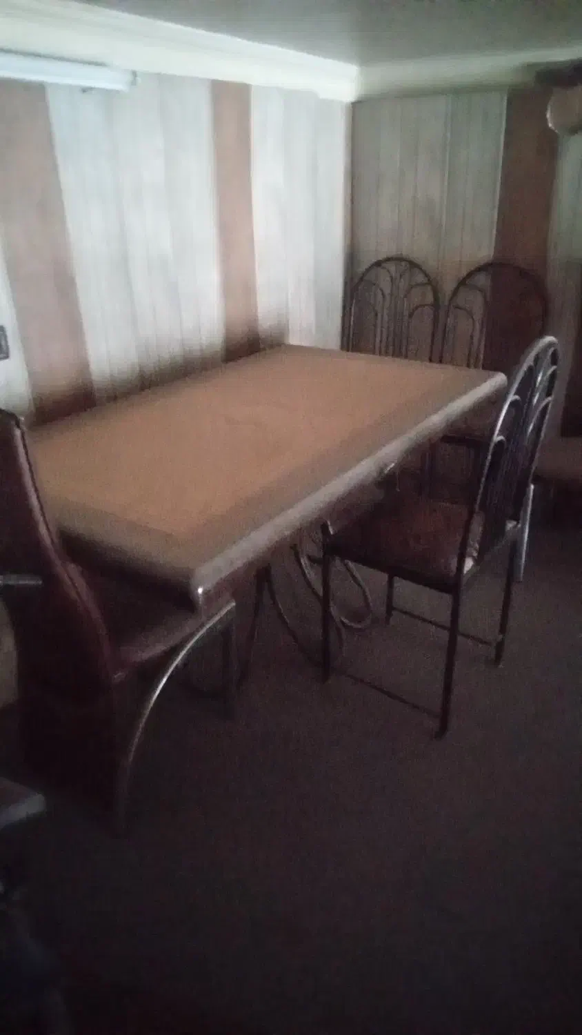 ۱۸ عدد صندلی|بندرخت و رخت‌آویز|یزد, |دیوار