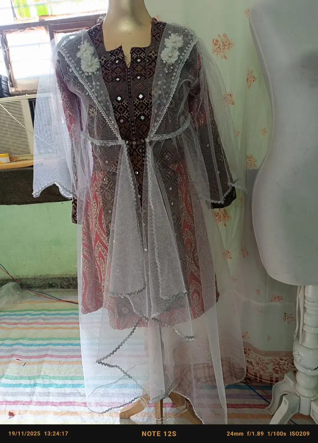 عبای مجلسی|لباس|ایرانشهر, |دیوار