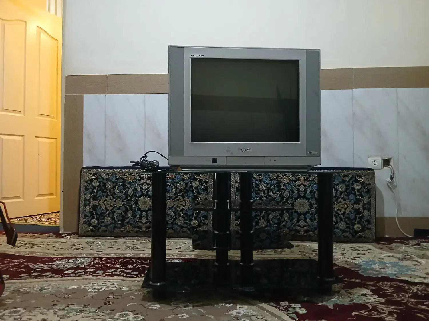 تلویزیون عتیقه ال جی 21 اینچ همراه زیر تلویزیون|تلویزیون و پروژکتور|کرمانشاه, |دیوار