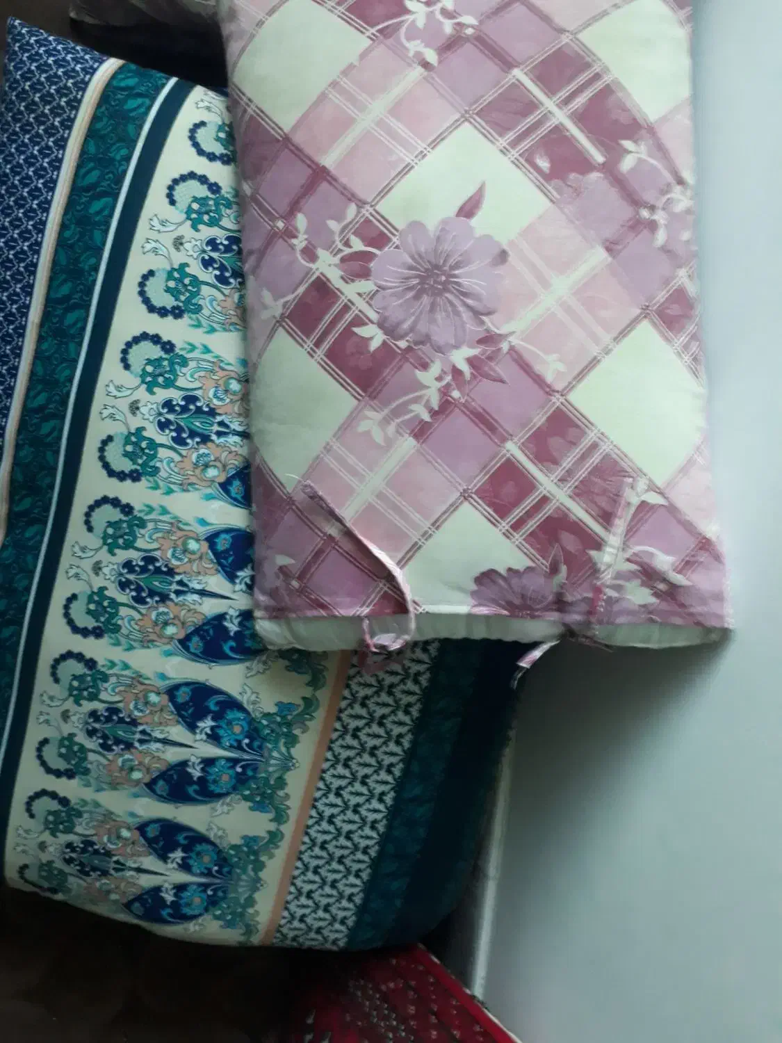 نالین|رختخواب، بالش، پتو|قائن, |دیوار