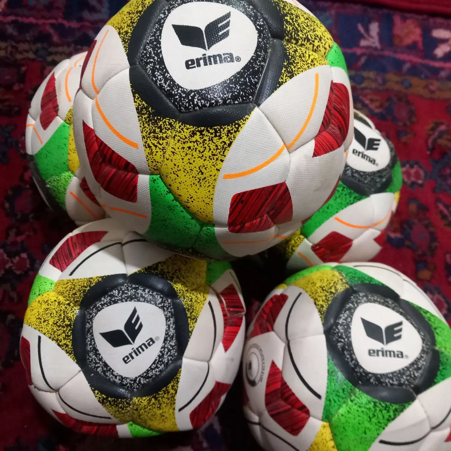 ۵عدد توپ فوتبال|ورزش‌های توپی|ری, شهادت|دیوار