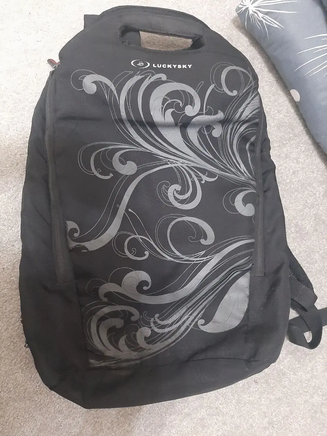 کوله پشتی|کیف، کفش، کمربند|رشت, فلسطین|دیوار