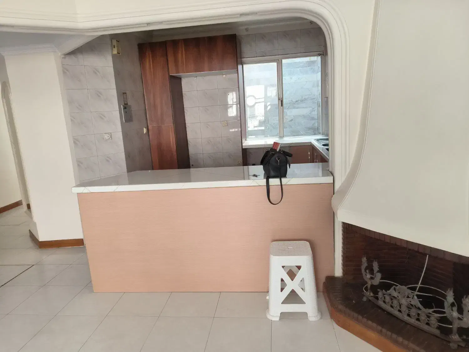 آپارتمان فلکه اول ۱۰۰ متر دو خواب شیک غرق نور