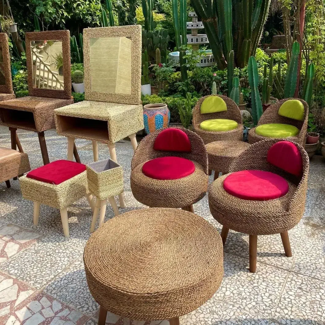 صندلی حصیری|میز و صندلی غذاخوری|تهران, فلسطین (میدان انقلاب)|دیوار