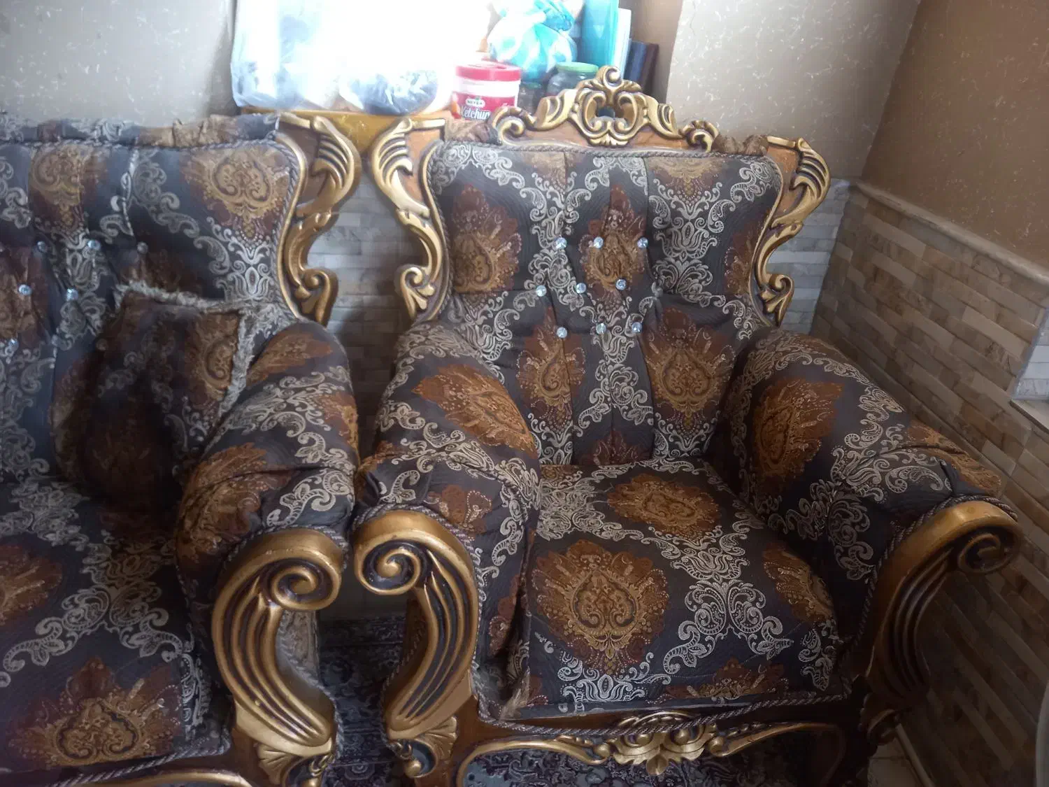 مبل ۷نفره سلطنتی|مبلمان خانگی و میز عسلی|کاشان, گریه|دیوار