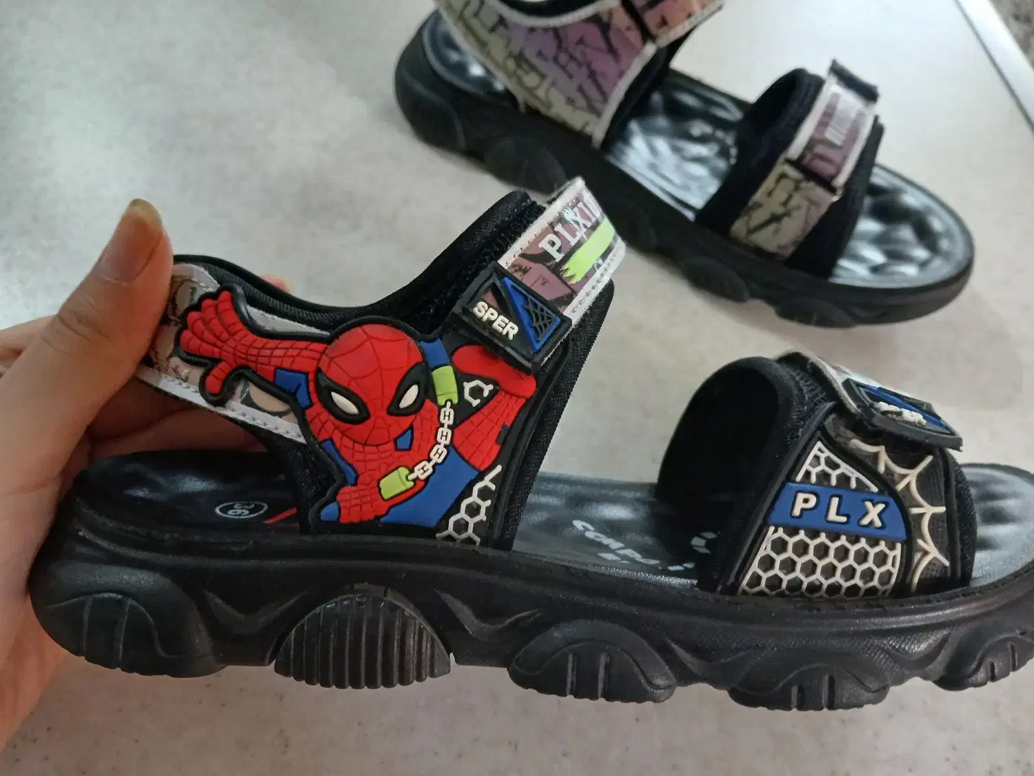 کفش تابستانی|کیف، کفش، کمربند|اصفهان, باغ فدک|دیوار