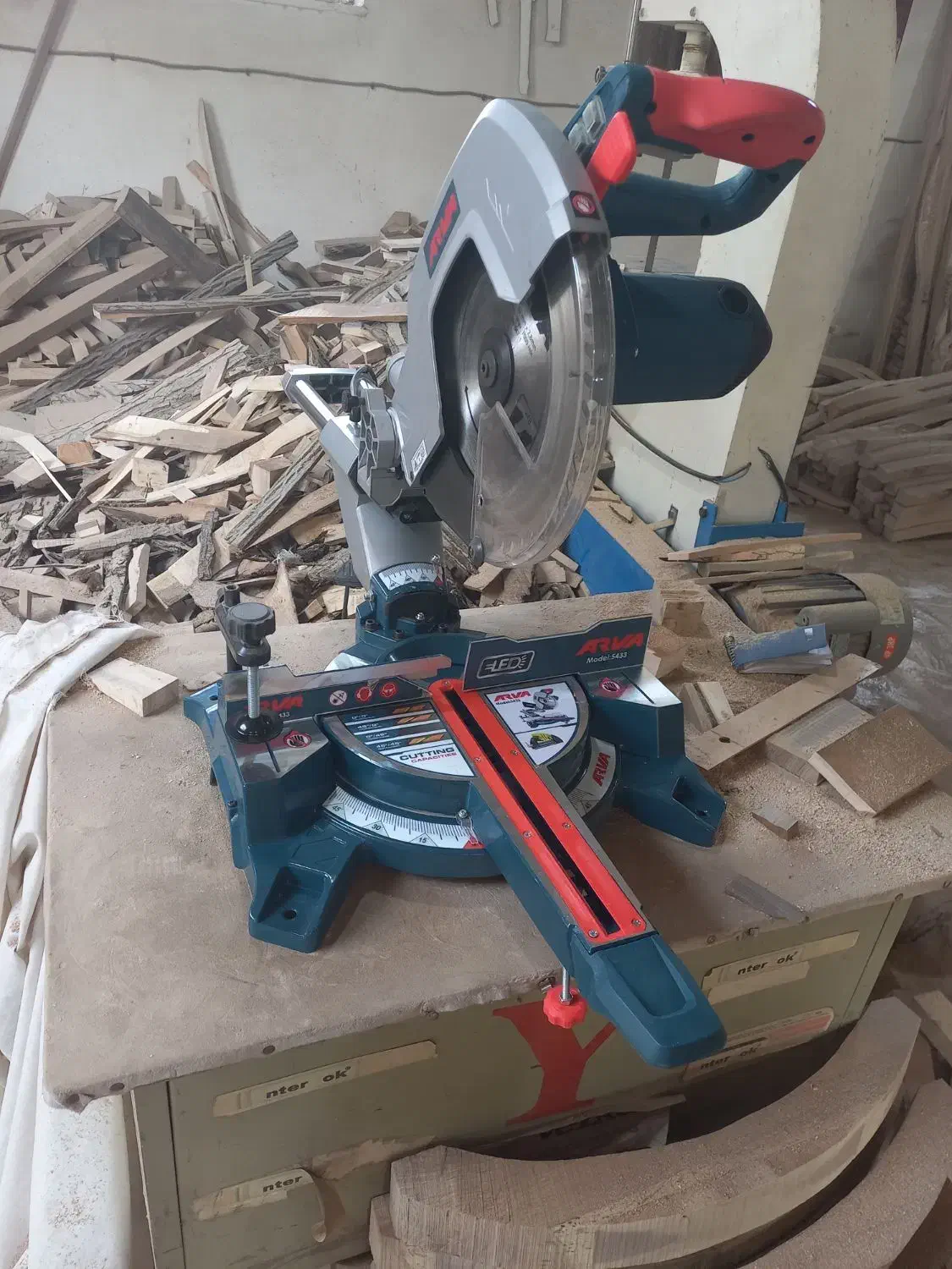 فارسی بر آروا|ابزارآلات|نهاوند, |دیوار