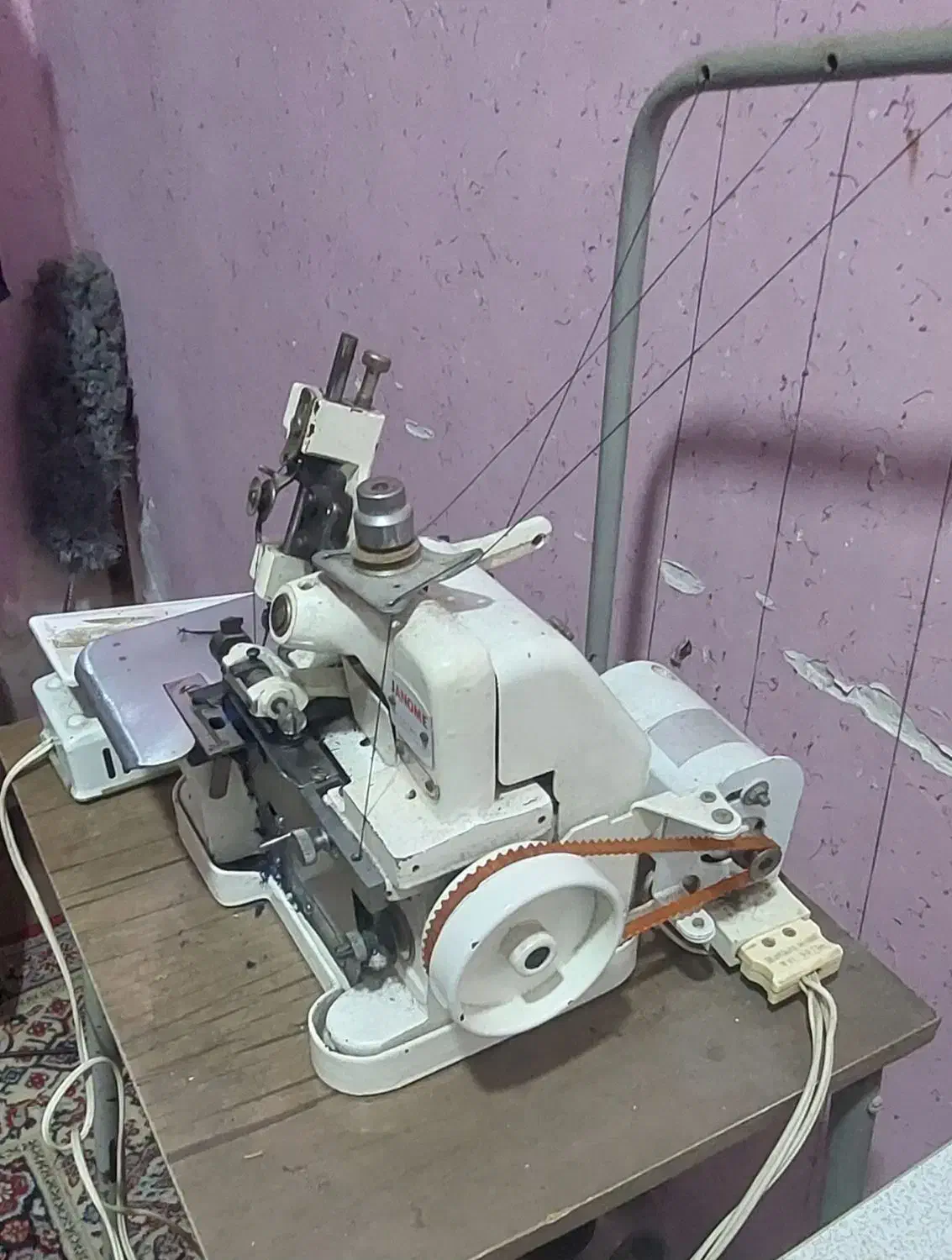 سردوز سه نخ ژانومه Janome ژاپن اصل همراه با میز|چرخ خیاطی و ریسندگی|اهواز, کمپلو جنوبی|دیوار