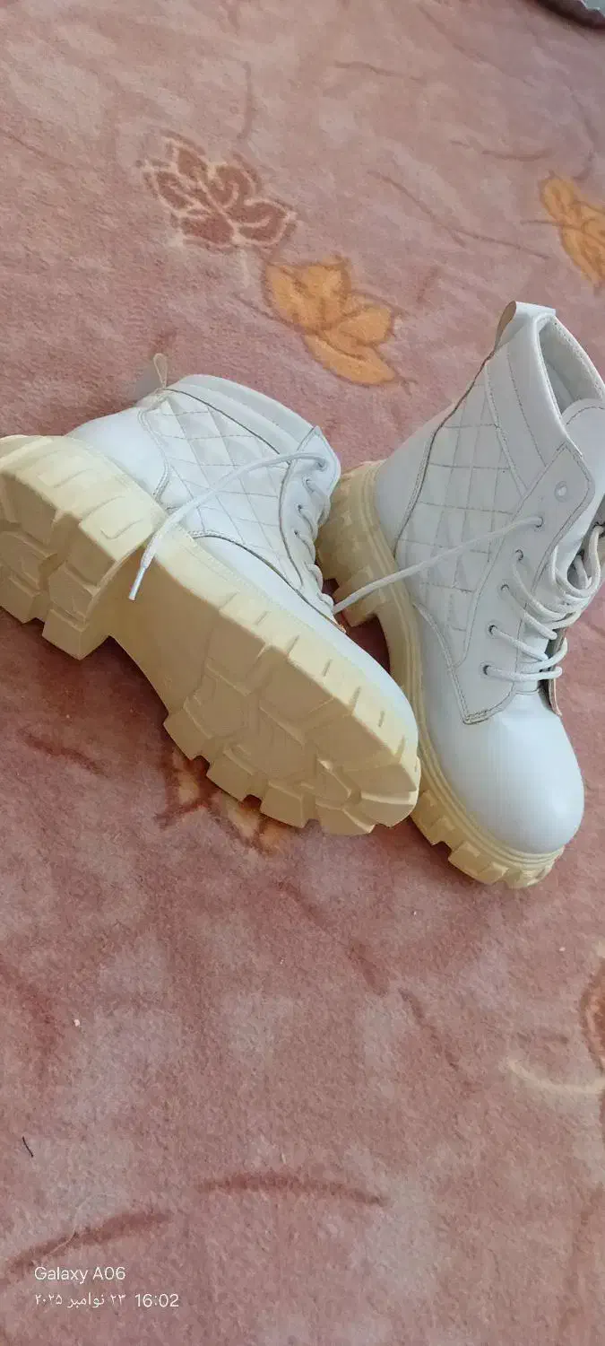 بوت و نیم بوت نو|کیف، کفش، کمربند|قم, باجک یک|دیوار