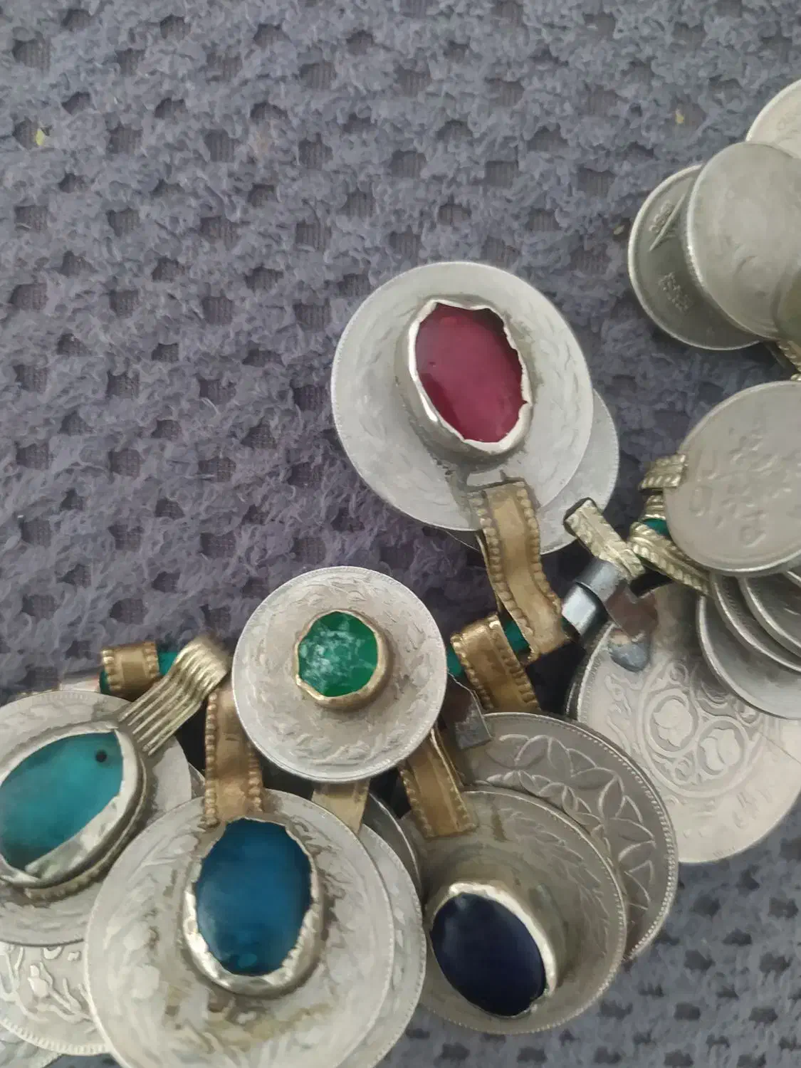 گردن بند عتیقه با سکه های ایرانی وخارجی وشاهی|کلکسیون اشیاء عتیقه|شیراز, صاحب الزمان|دیوار