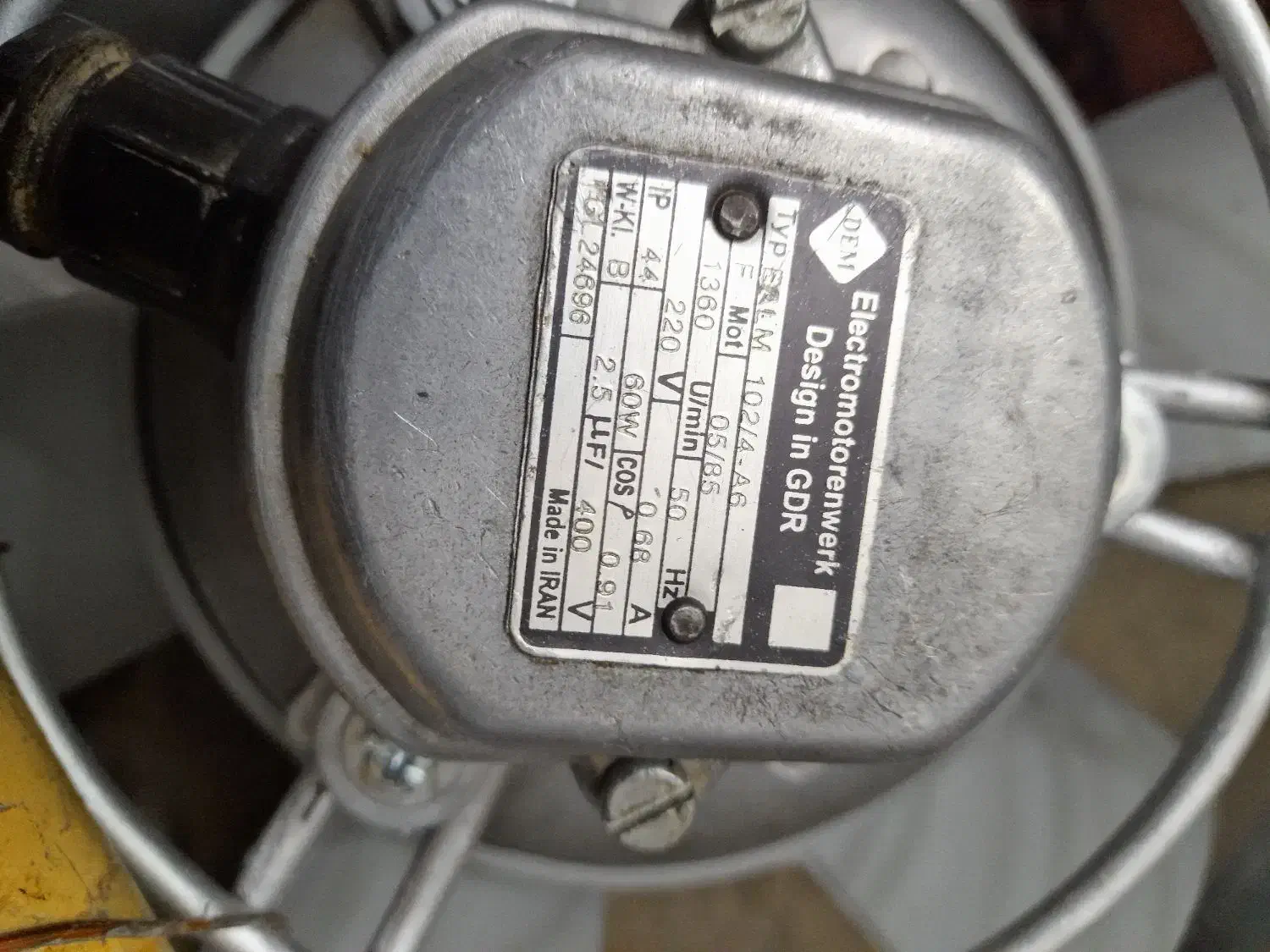 یک عددهواکش|پنکه و تصفیهکنندهٔ هوا|اصفهان, عسگریه|دیوار