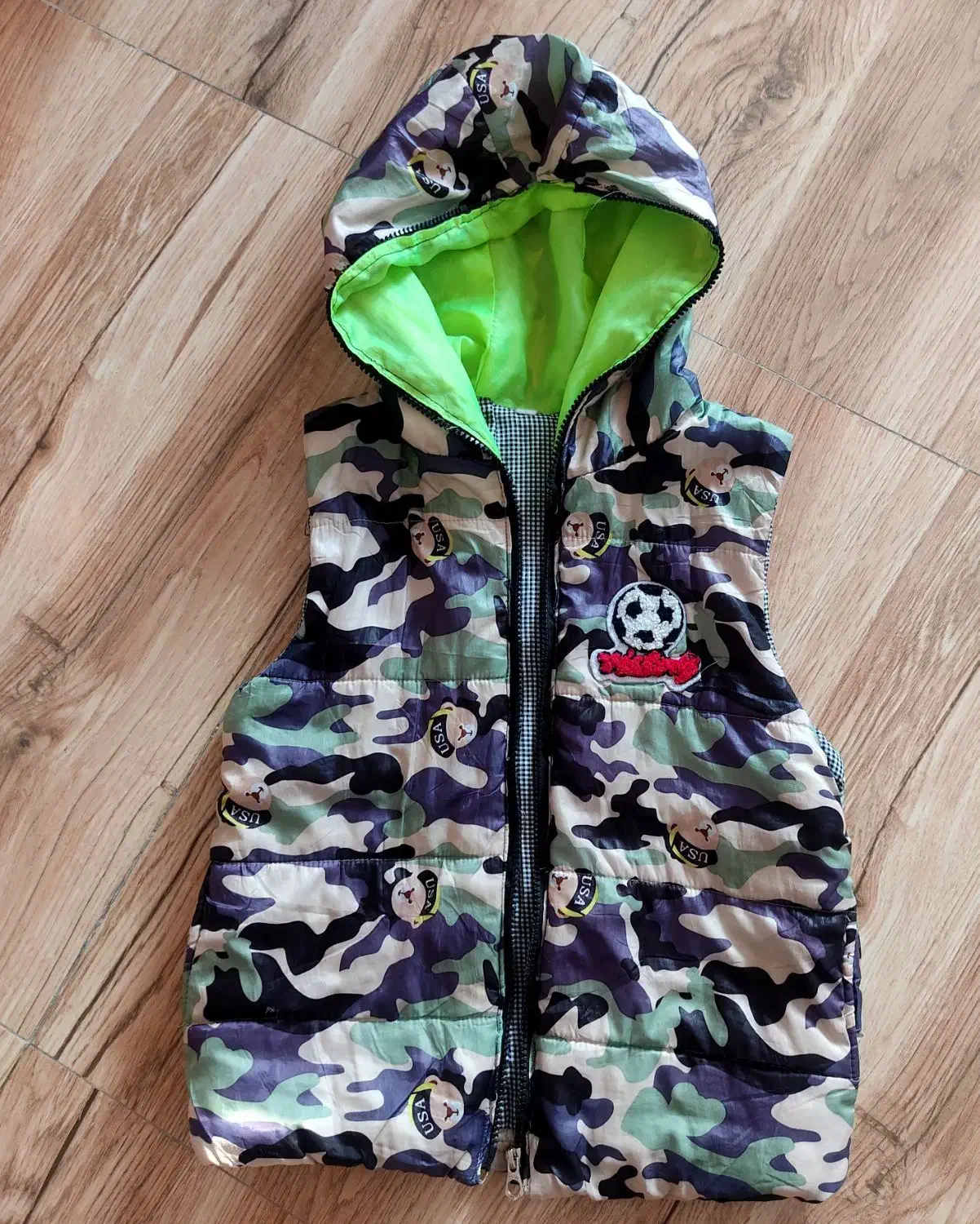 تعدادی لباس بچگانه|کفش و لباس بچه|میانه, |دیوار