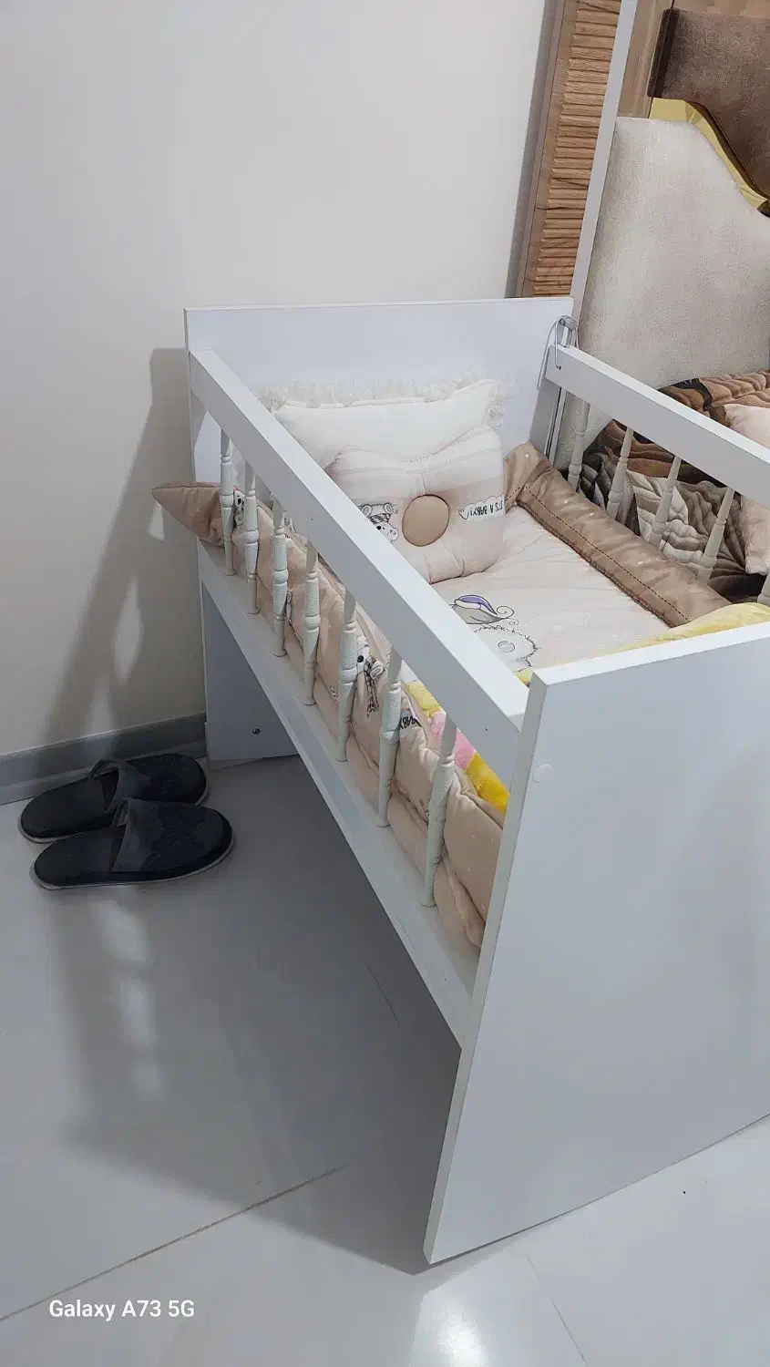 تخت نوزاد کنار مادر|تخت و صندلی بچه|شاهین‌شهر, شهرک هشت بهشت|دیوار