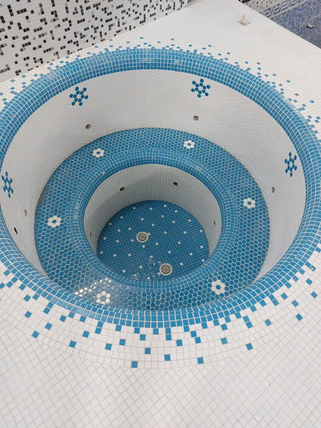 نصب سرامیک استخر و جکوزی تضمینی|خدمات پیشه و مهارت|مشهد, وکیل‌آباد|دیوار