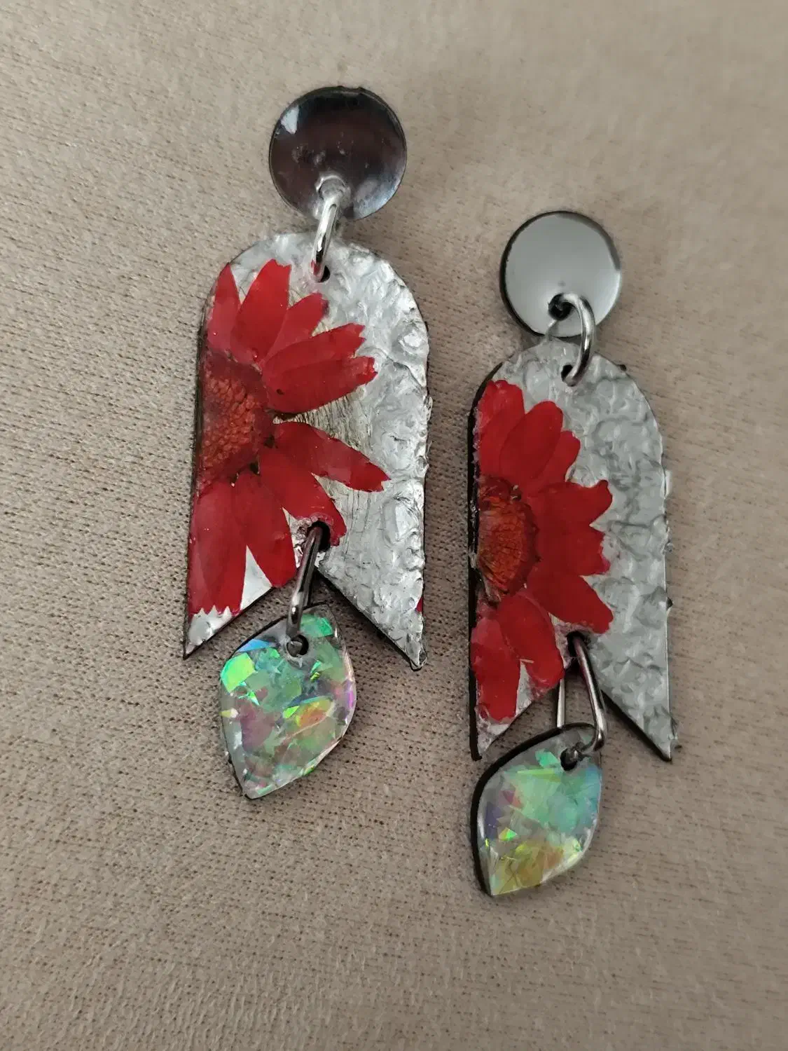 گوشواره یلدایی با گل قرمز بابونه رزینی|بدلیجات|بوشهر, |دیوار