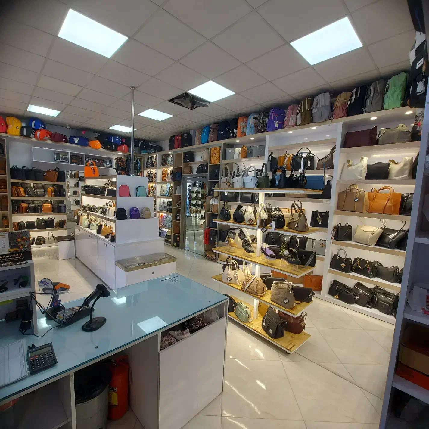 استخدام فروشنده در فروشگاه کیف|استخدام خدمات فروشگاه و رستوران|بیرجند, |دیوار