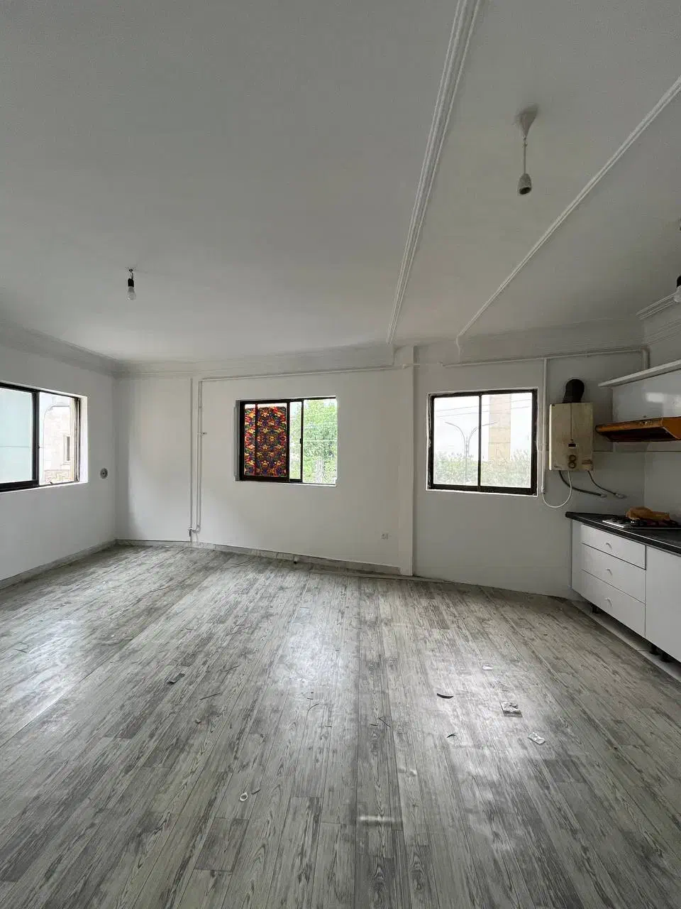 اجاره واحد تجاری/اداری بر اصلی خیابان معلم|اجارهٔ دفتر کار، اتاق اداری، مطب|رشت, معلم|دیوار