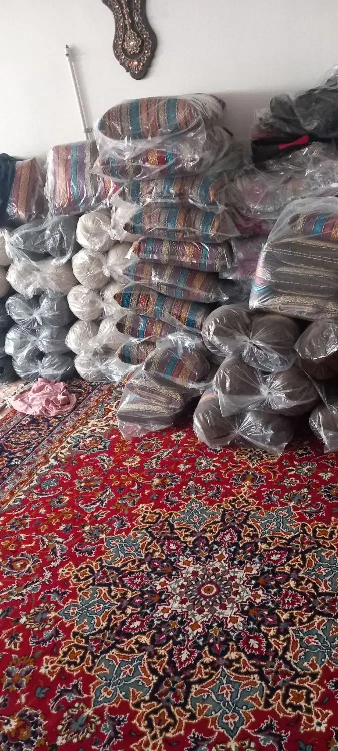 شاه‌نشین وپشتی بالشت گرد|رختخواب، بالش، پتو|سمنان, |دیوار