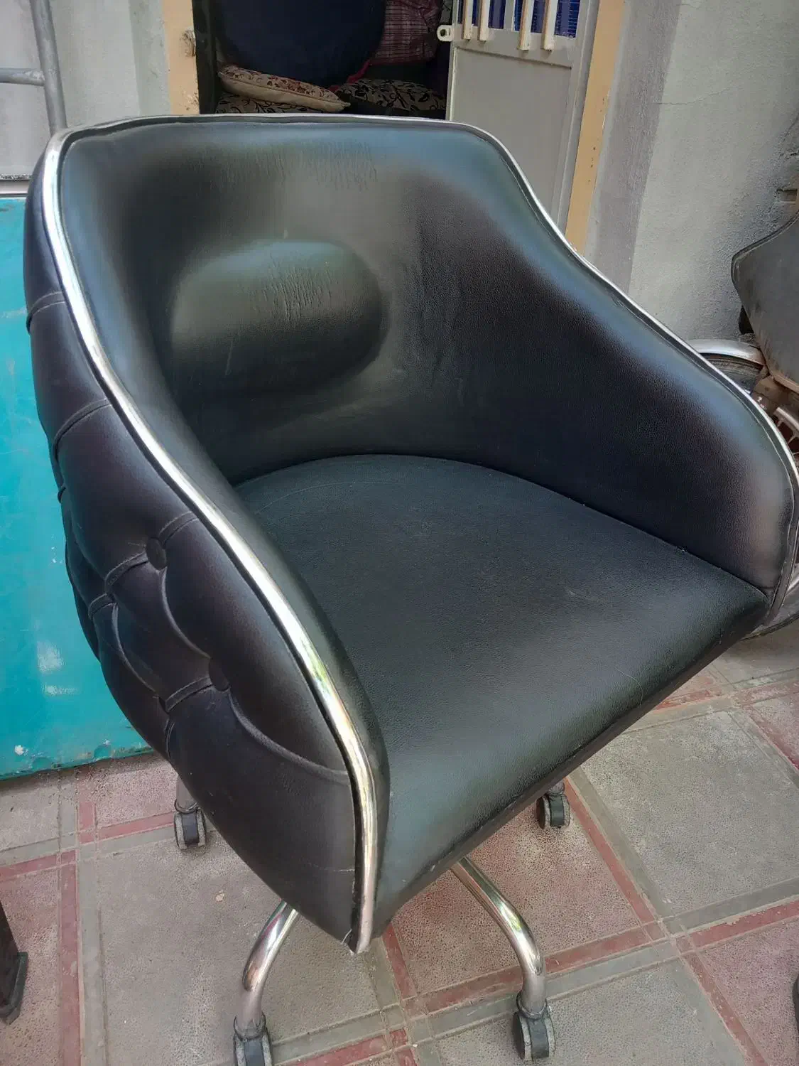 تعدادی صندلی ومیز|صندلی و نیمکت|سبزوار, طبرسی (جعفرآباد)|دیوار