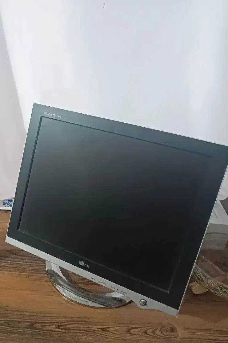 مانیتور ۱۷ اینچ ال جی|قطعات و لوازم جانبی رایانه|چالوس, |دیوار