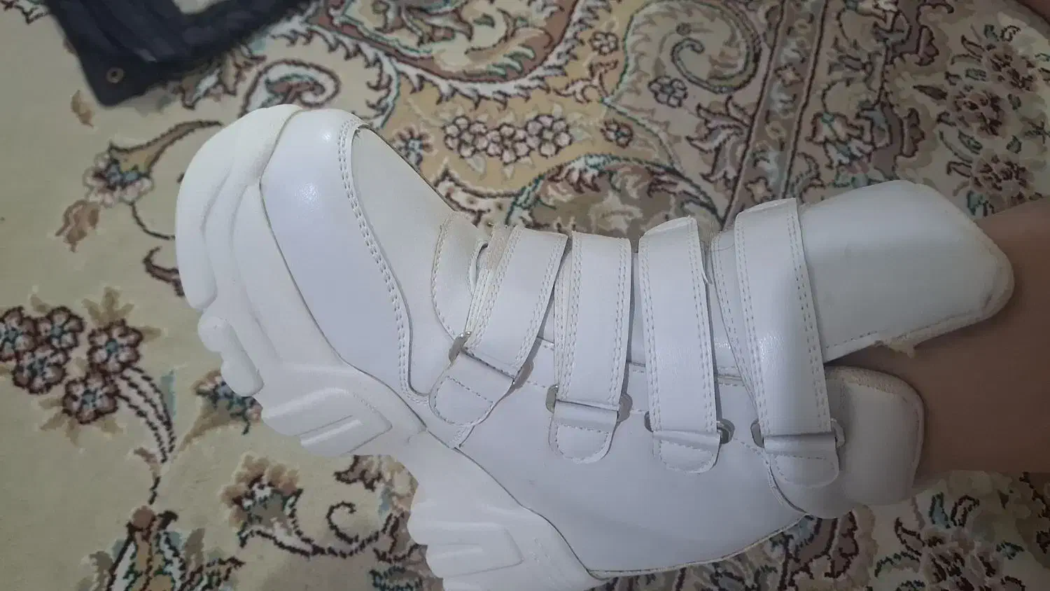 بوت زنانه|کیف، کفش، کمربند|صدرا-فارس, فاز ۲|دیوار