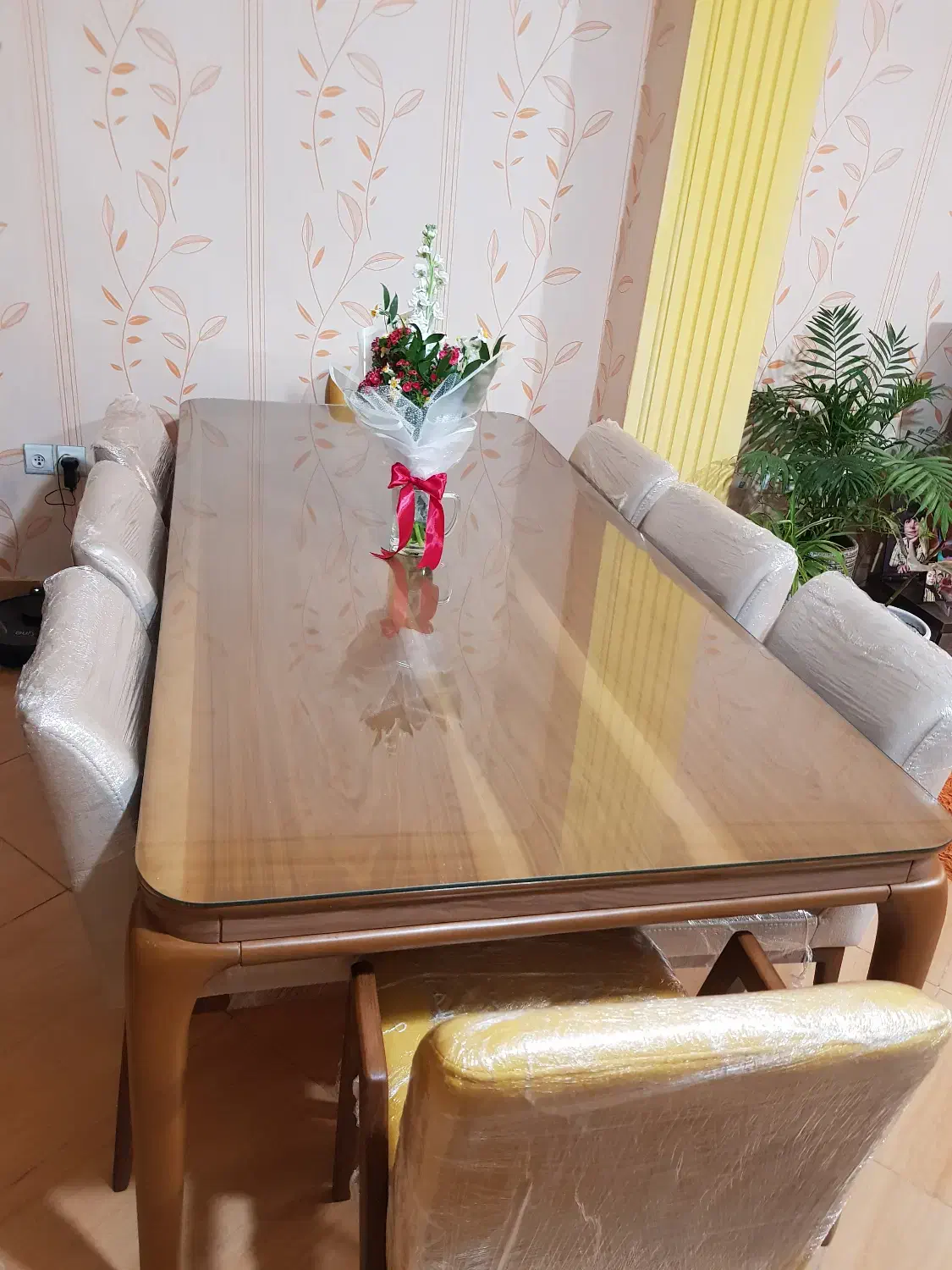 میز ناهارخوری ۸ نفره با شیشه روی میز و ۸ صندلی|میز و صندلی غذاخوری|رشت, دیلمان|دیوار