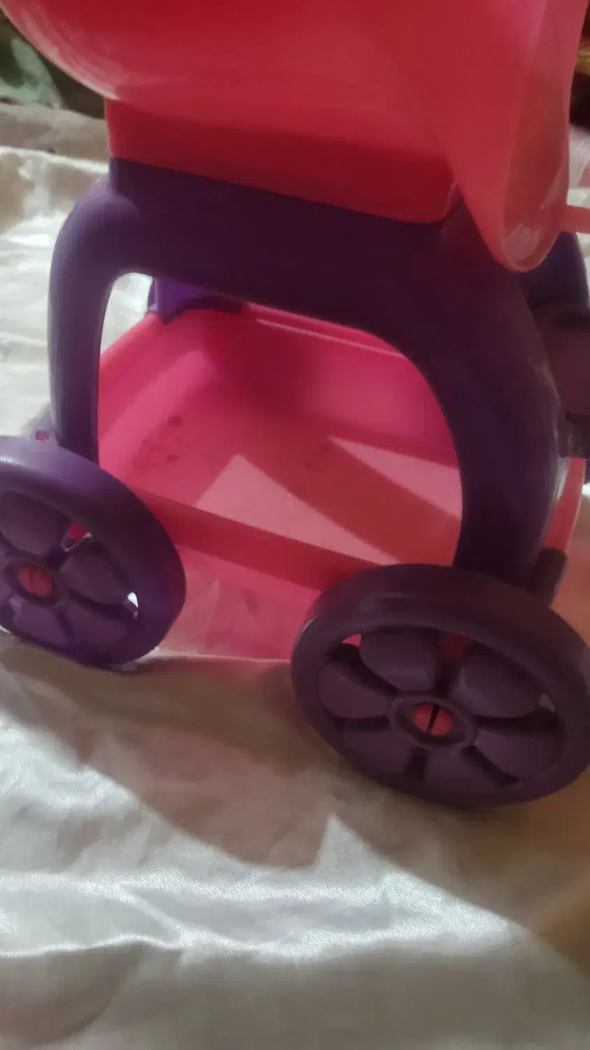 کالسکه و جارو اسباب بازی سالم فروش باهم 300|اسباببازی|سنندج, |دیوار