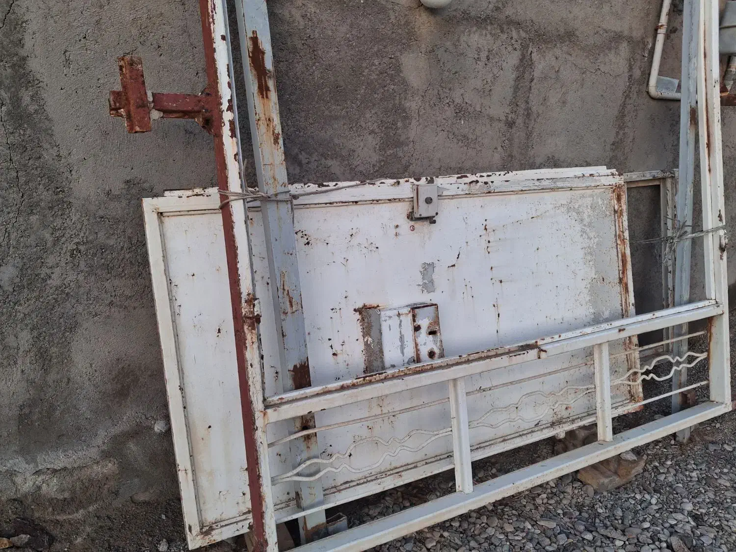 در حیاط|مصالح و تجهیزات ساختمان|شال, |دیوار