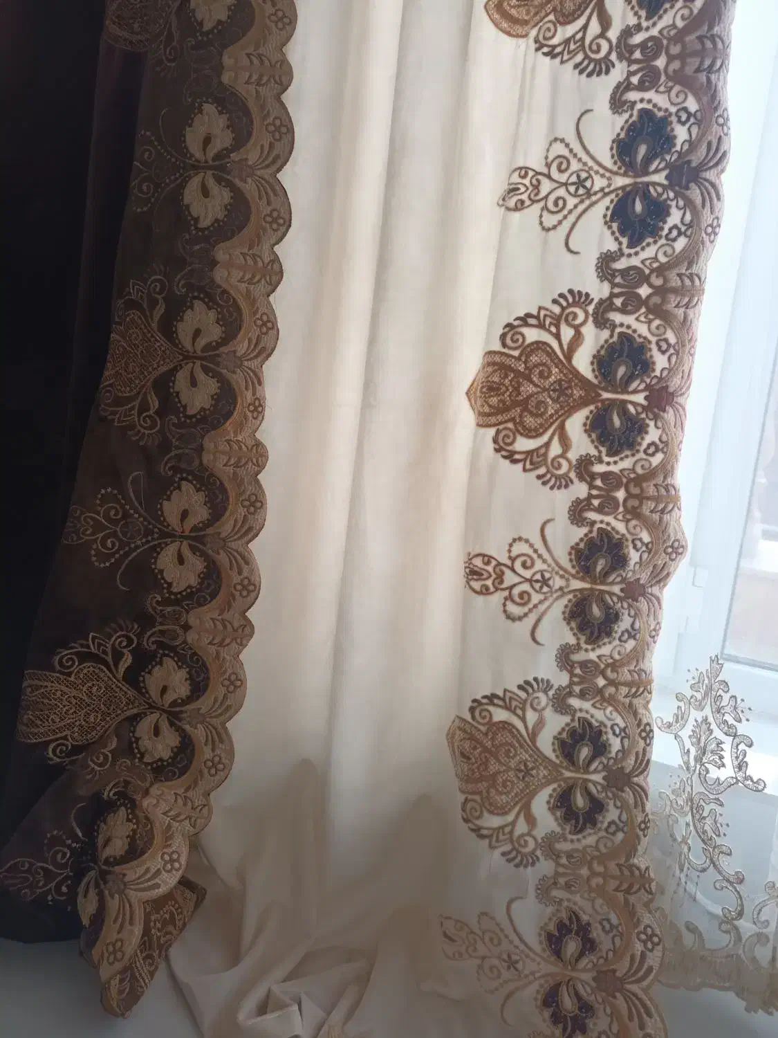 کنار پرده|پرده، رانر، رومیزی|نقده, |دیوار