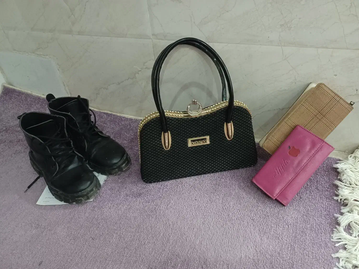 کیف‌وکفش|کیف، کفش، کمربند|نیشابور, مدرس|دیوار