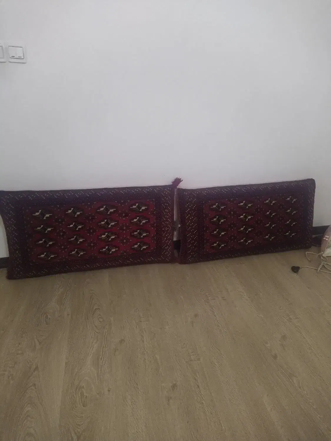 یک جفت پشتی دست بافت کاملا سالم|پشتی|کرج, گوهردشت|دیوار