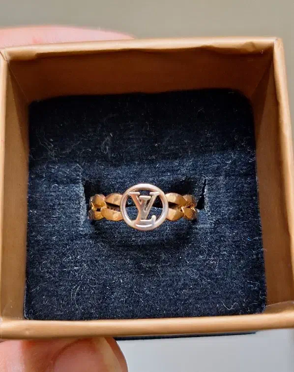 انگشتر طلا سبک وزن طرح LV(لویی ویتون)|جواهرات|بیرجند, |دیوار