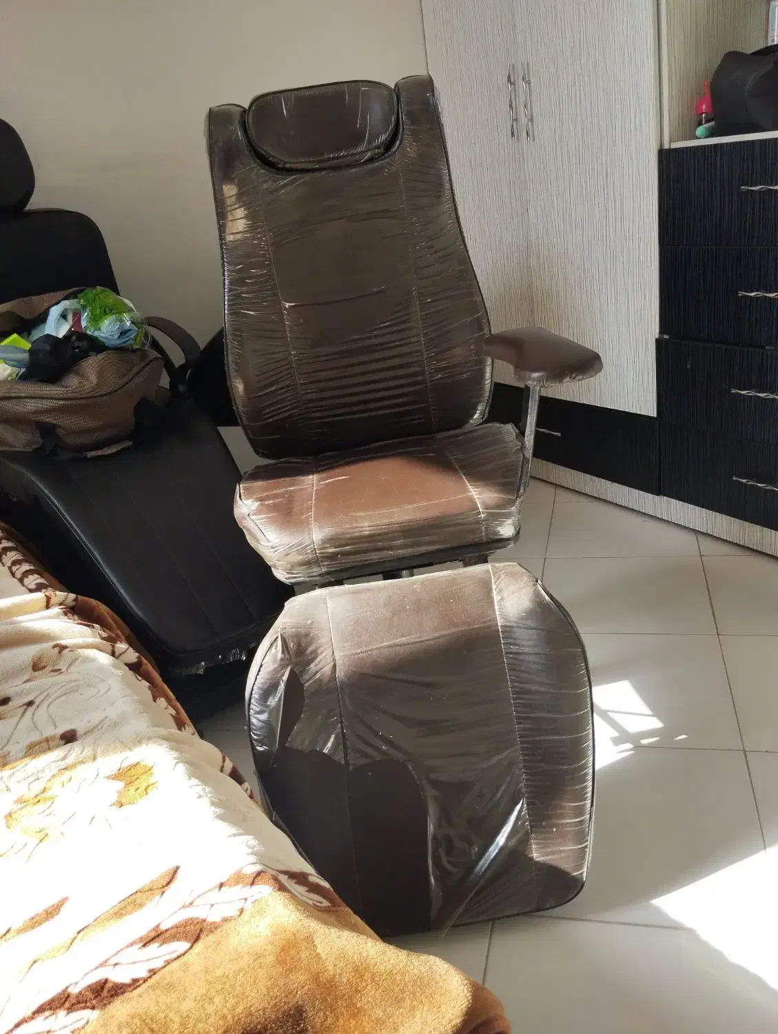 صندلی اصلاح|آرایشگاه و سالن‌های زیبایی|گلبهار, شهر جدید گلبهار|دیوار