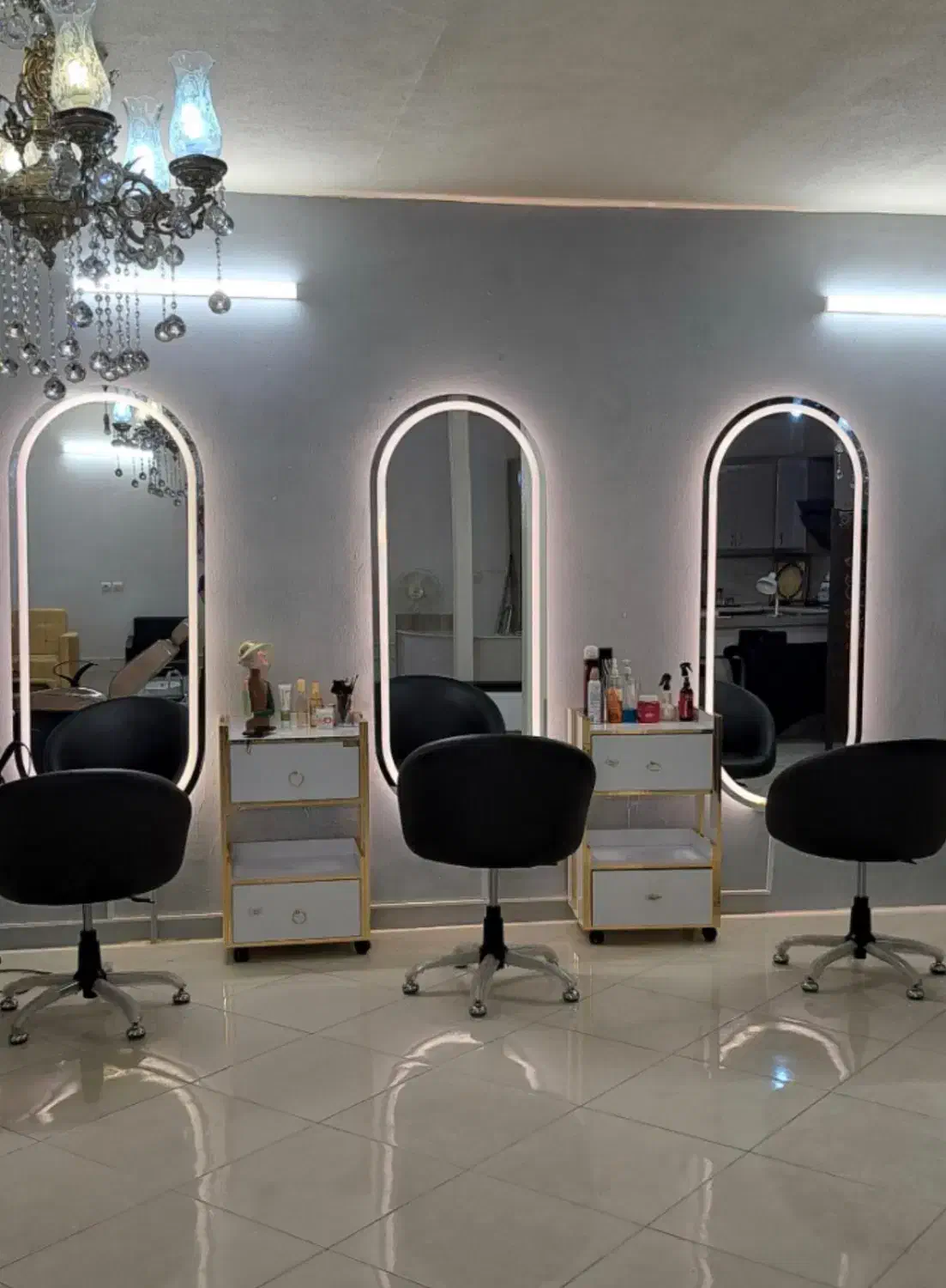 اجاره ، لاین و صندلی در سالن زیبایی خاقانی|اجارهٔ دفتر کار، اتاق اداری، مطب|اصفهان, جلفا|دیوار