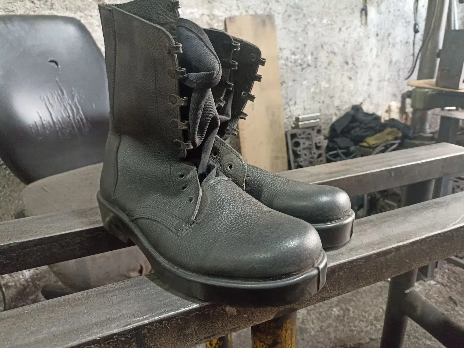 پوتین سربازی|کیف، کفش، کمربند|رباط‌کریم, رباط‌کریم|دیوار