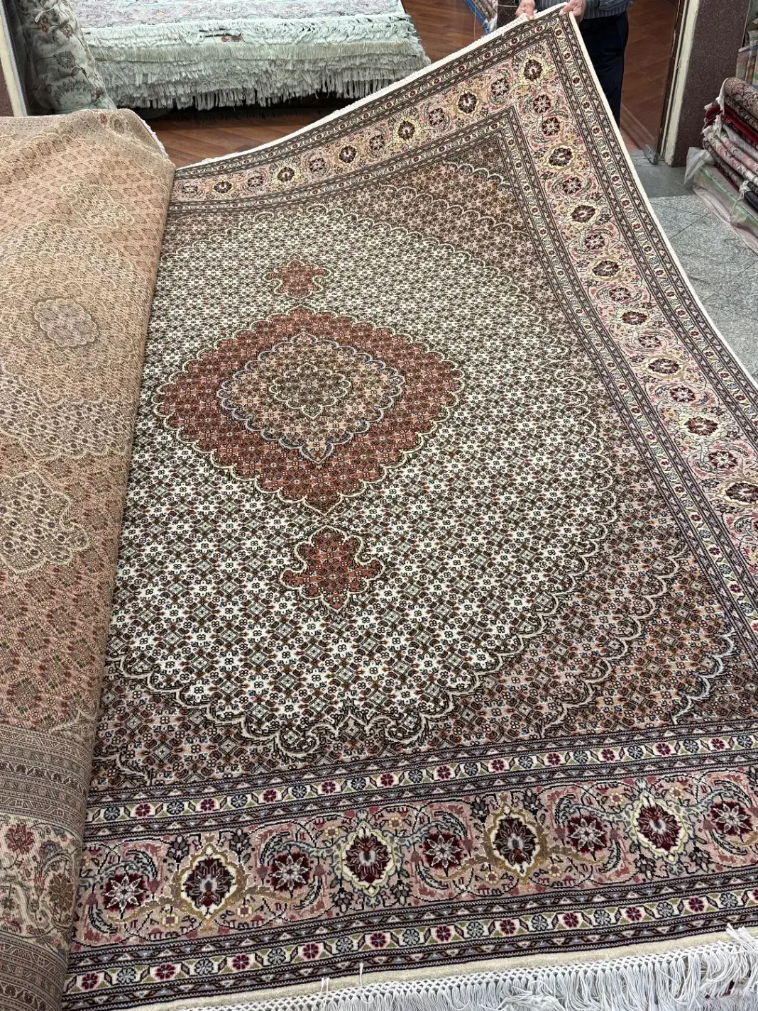 اساتیدفرش-۹متری ماهی مرینوس۴۰رج(اقساطبدون بهره)|فرش|تبریز, |دیوار