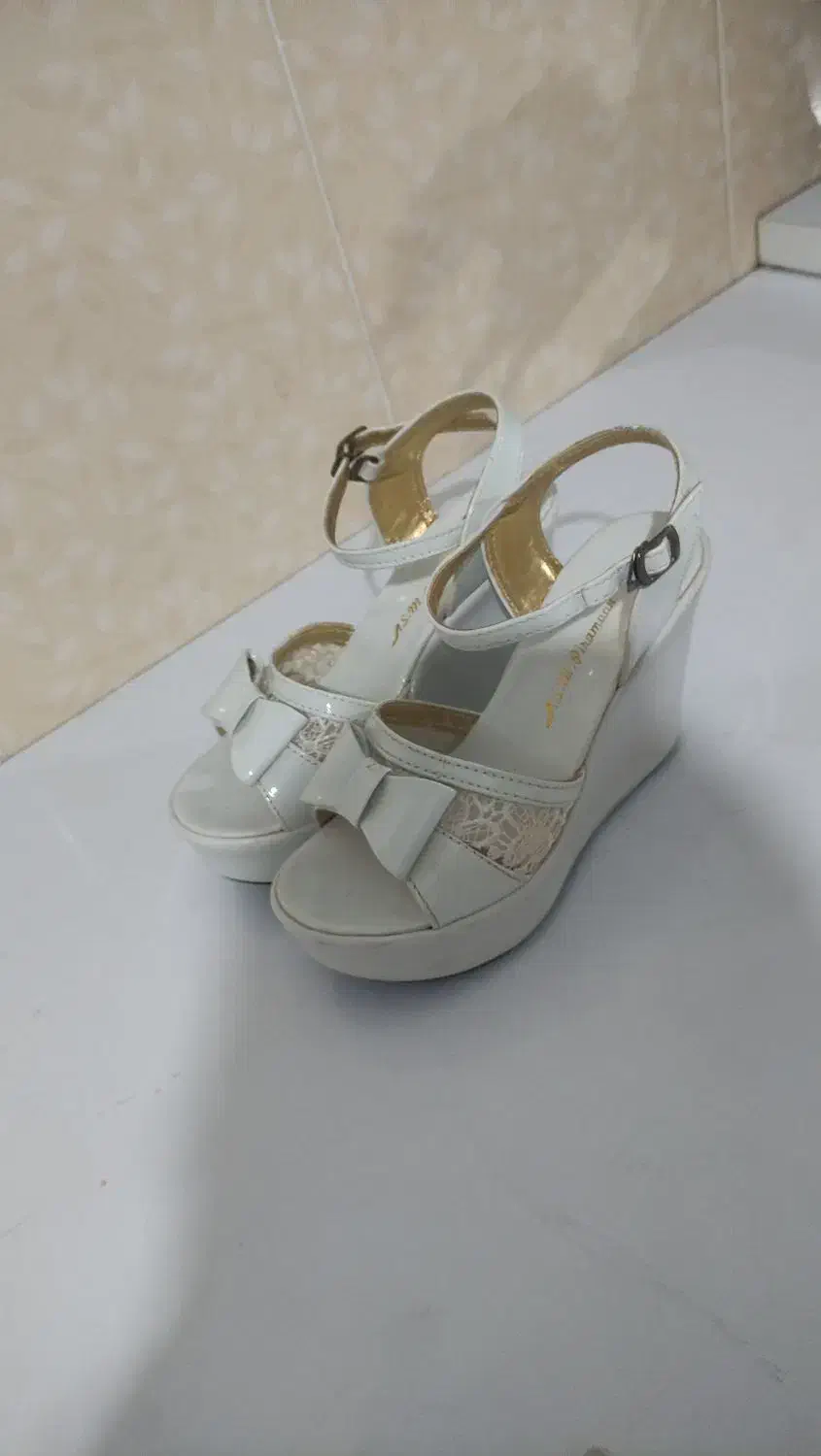 کفش و لباس|کیف، کفش، کمربند|اسفراین, |دیوار