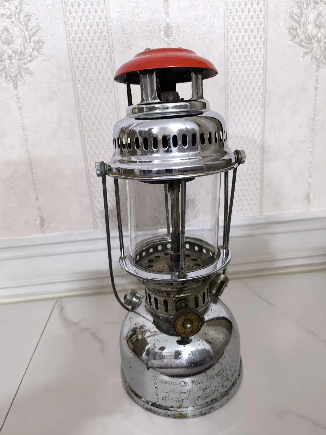 چراغ زنبوری|کلکسیون اشیاء عتیقه|قم, باغ شازده|دیوار