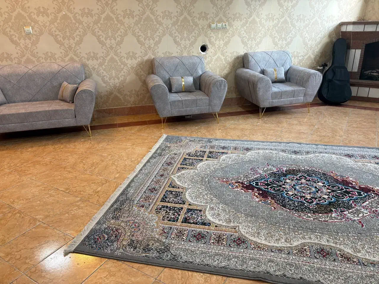 مبل و فرش|مبلمان خانگی و میز عسلی|اصفهان, باغ دریاچه|دیوار