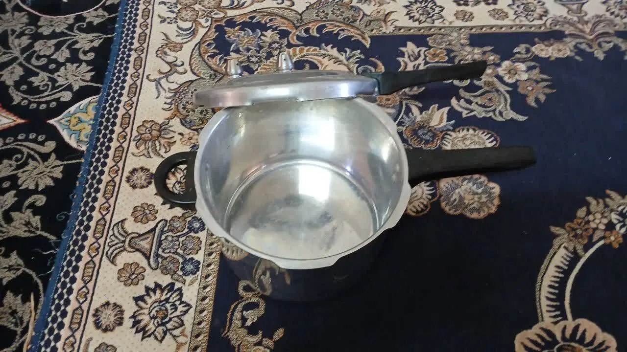 زودپز نو|ظروف پخت‌وپز|کاشان, باغ ماجد|دیوار