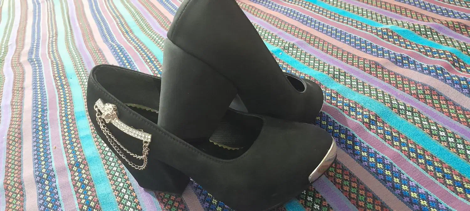 کفش|کیف، کفش، کمربند|زرند, |دیوار