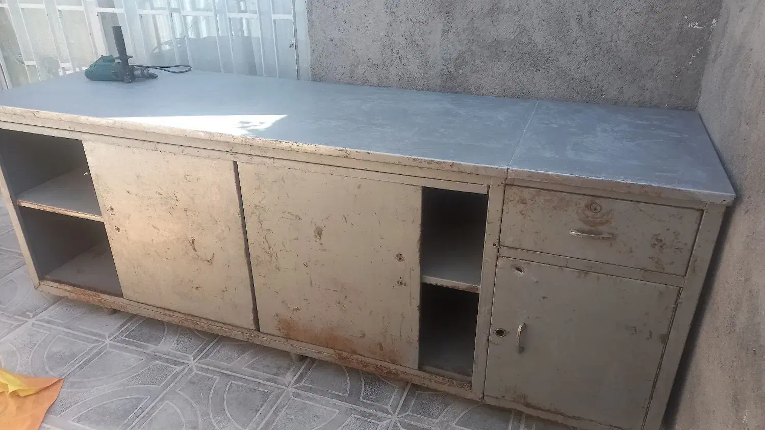 میز قدیمی سنگین و اهنی|فروشگاه و مغازه|تربت جام, میان جام|دیوار