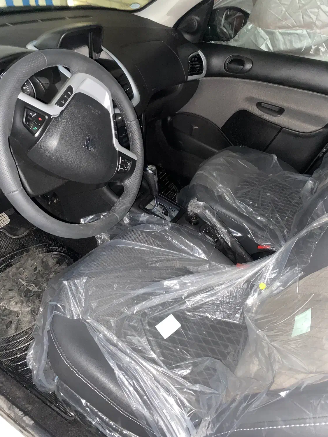 خودرو پژو 207i اتوماتیک سقف شیشه ای|خودرو سواری و وانت|مشهد, شهرک رازی (شهرک غرب)|دیوار