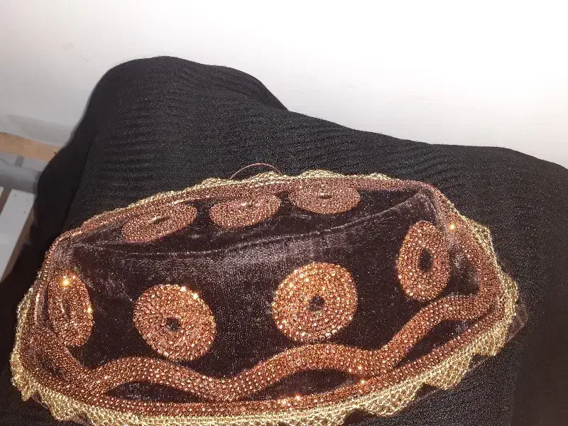 کلاه لچکی|لباس|یاسوج, |دیوار