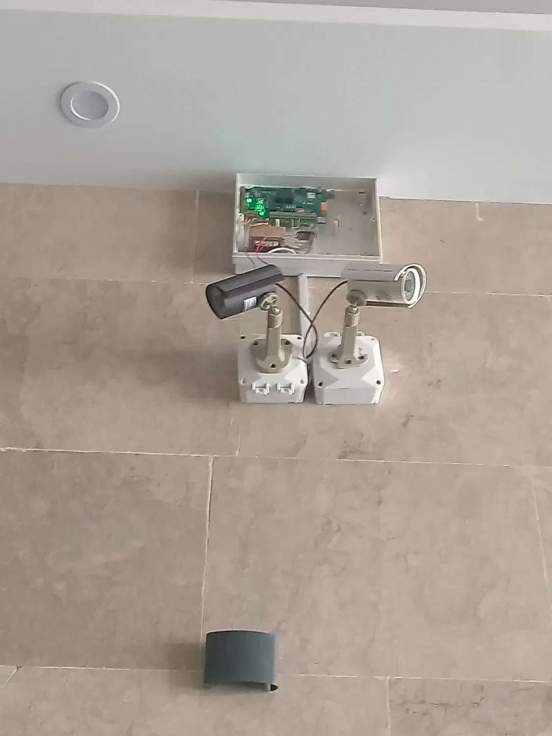 نصب نصاب دوربین مداربسته و دزدگیر|خدمات پیشه و مهارت|مشهد, کوشش|دیوار