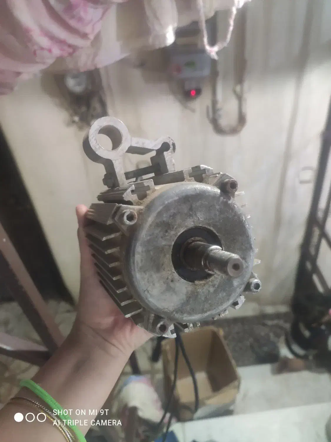 دینام چرخ  مکنتی|چرخ خیاطی و ریسندگی|قرچک, زیبا شهر|دیوار